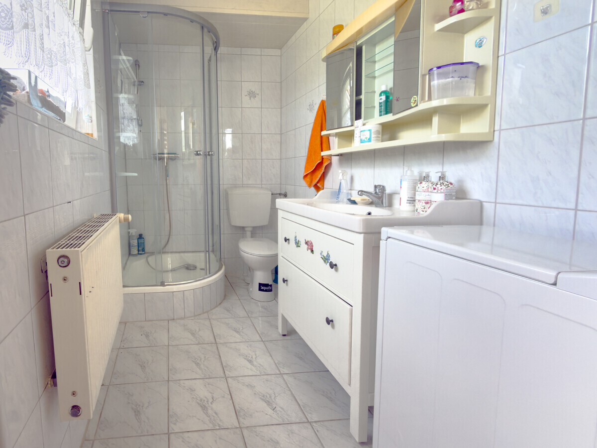 Mit Dusche und Waschmaschinenanschluss 