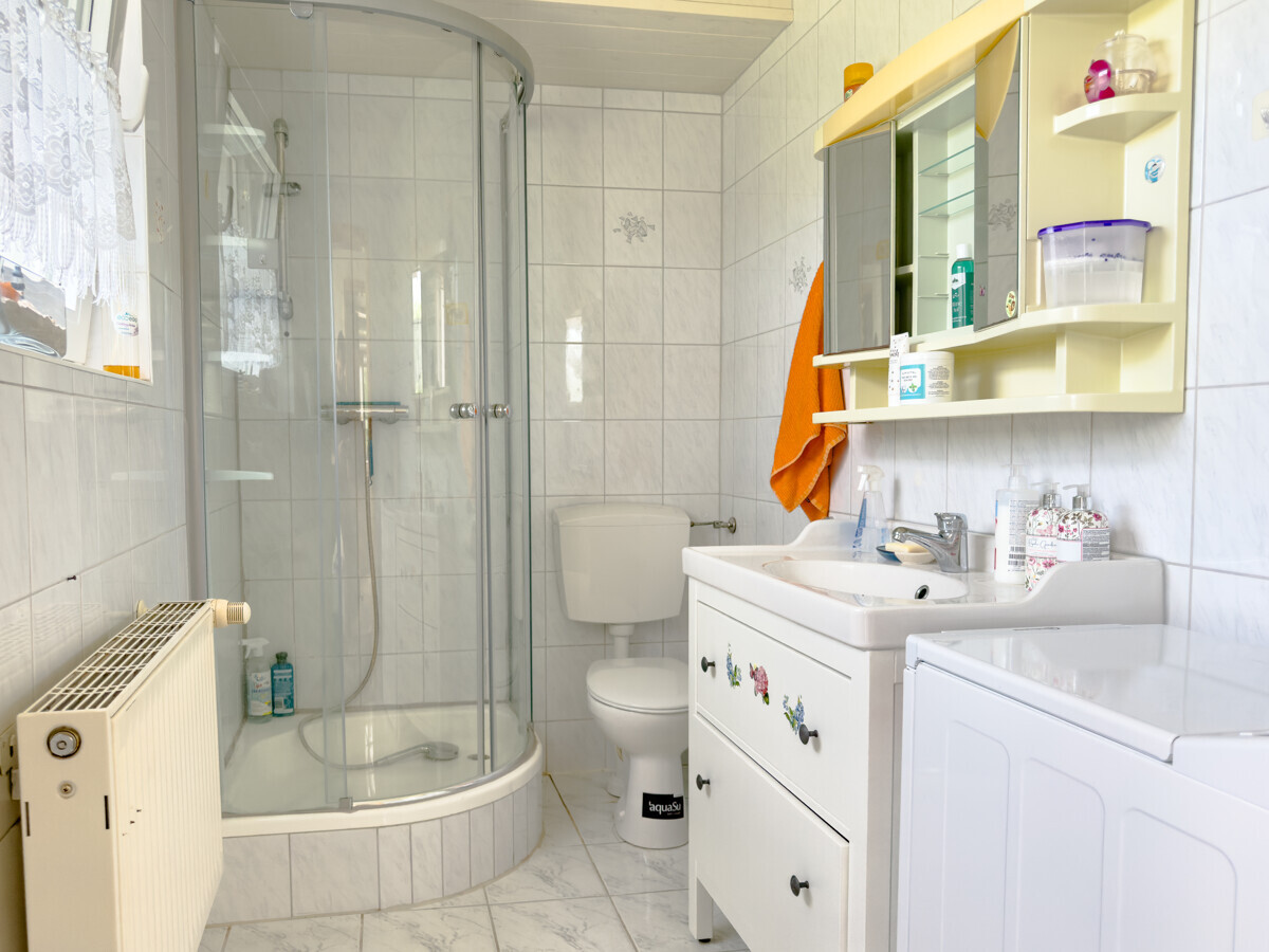 Badezimmer der Einliegerwohnung