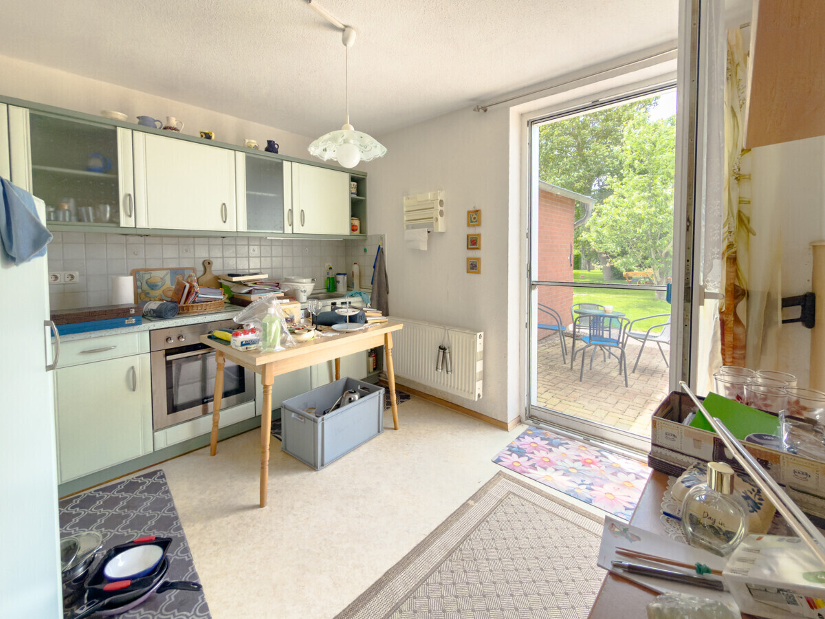 Küche der Einliegerwohnung mit Zugang zu einer weiteren Terrasse