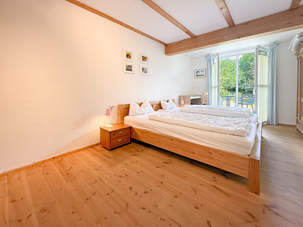 Das geräumige Schlafzimmer