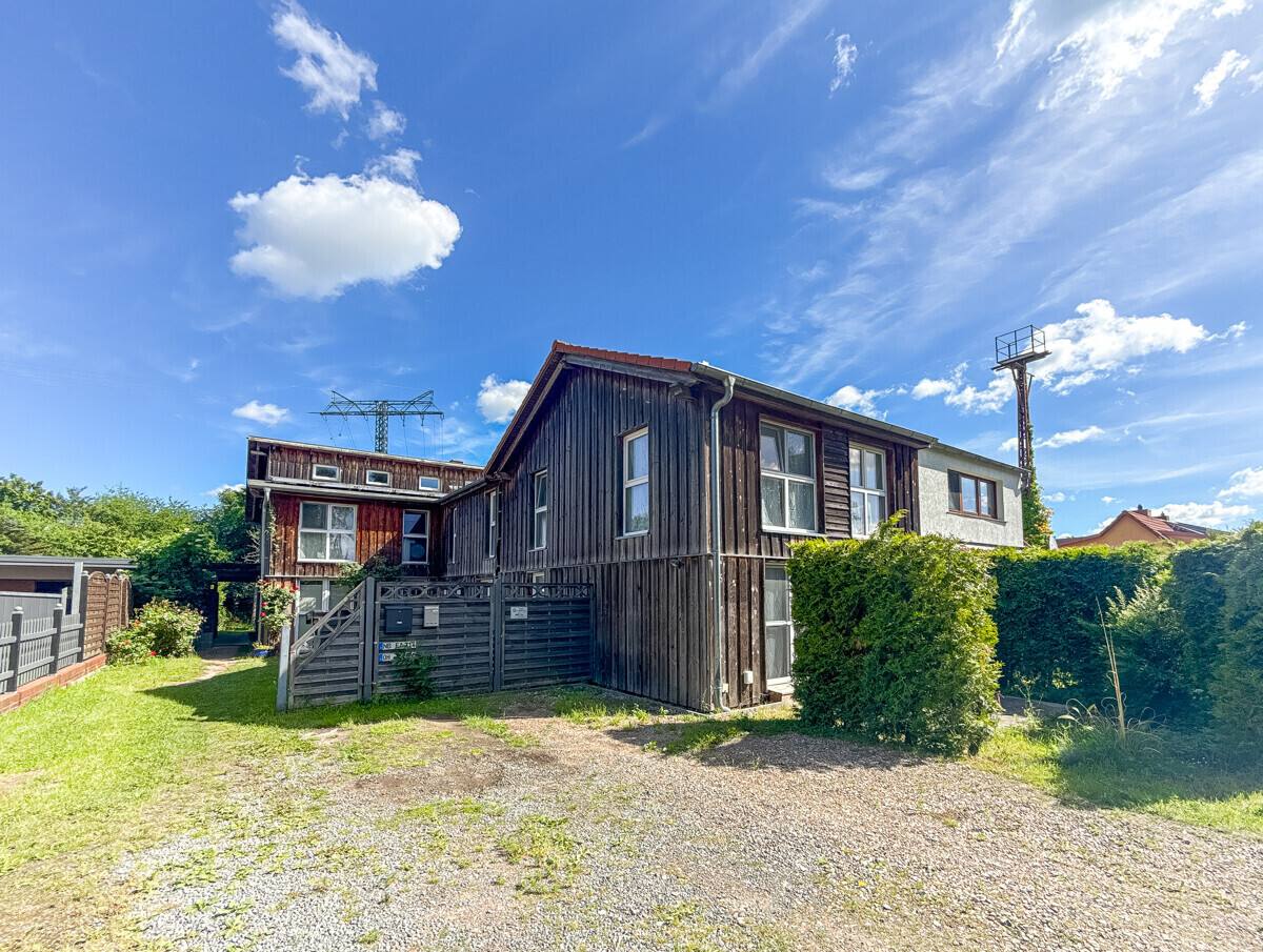 Ansicht des Hauses mit Stellplatzbereich