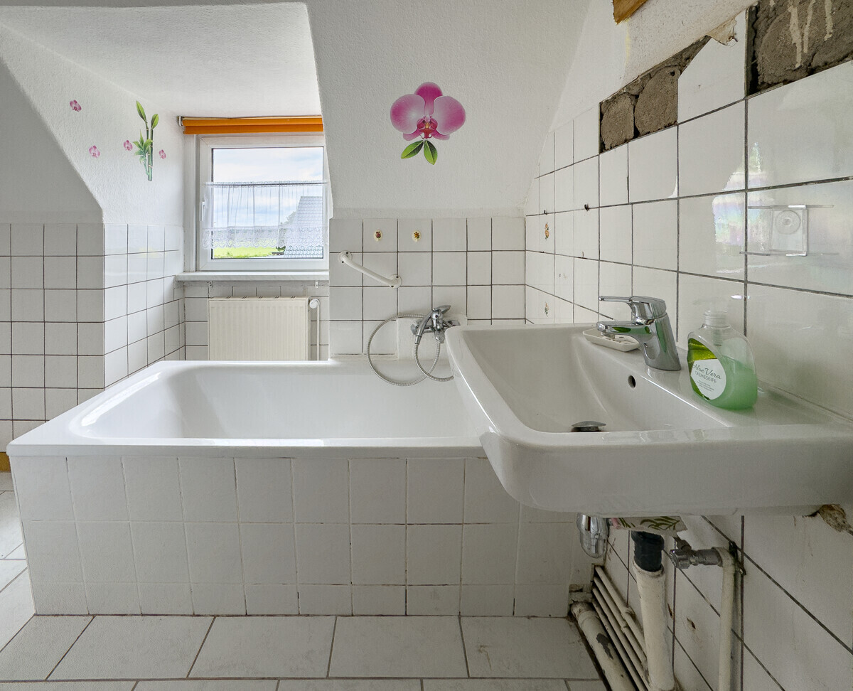 Das Badezimmer im OG