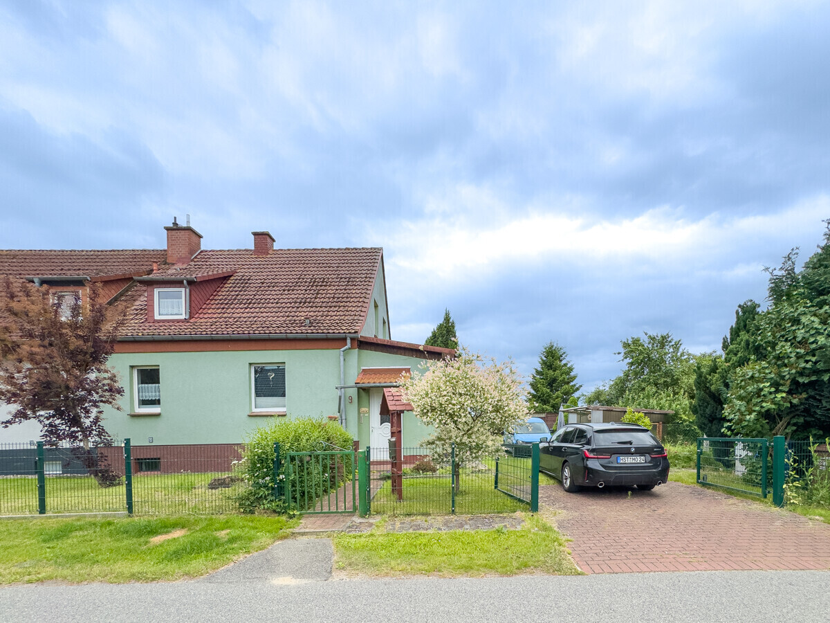 Ländlich gelegen, angenehm zurückgenommen und mit viel Fläche rund ums Haus