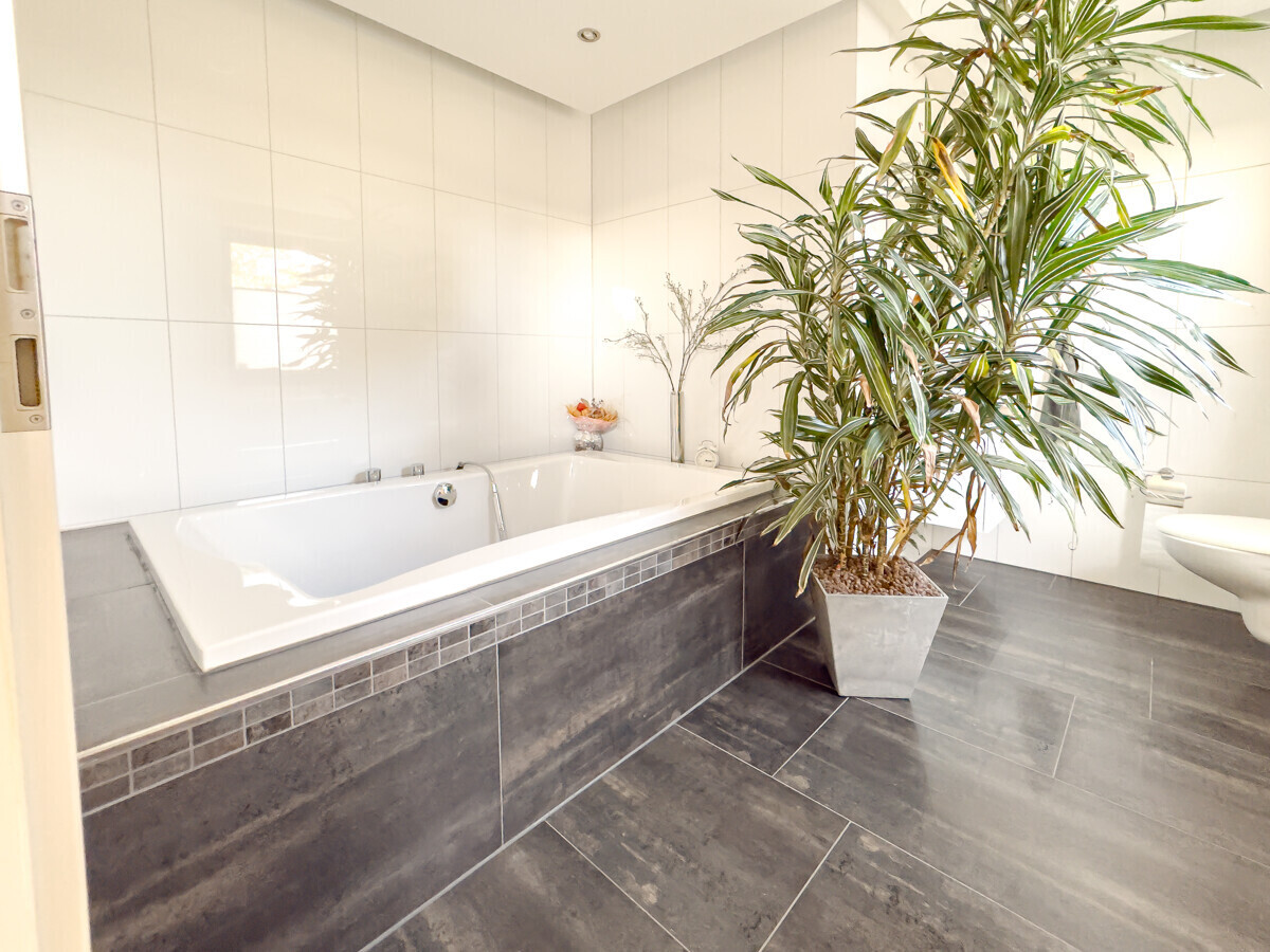 Badezimmer im EG mit Badewanne