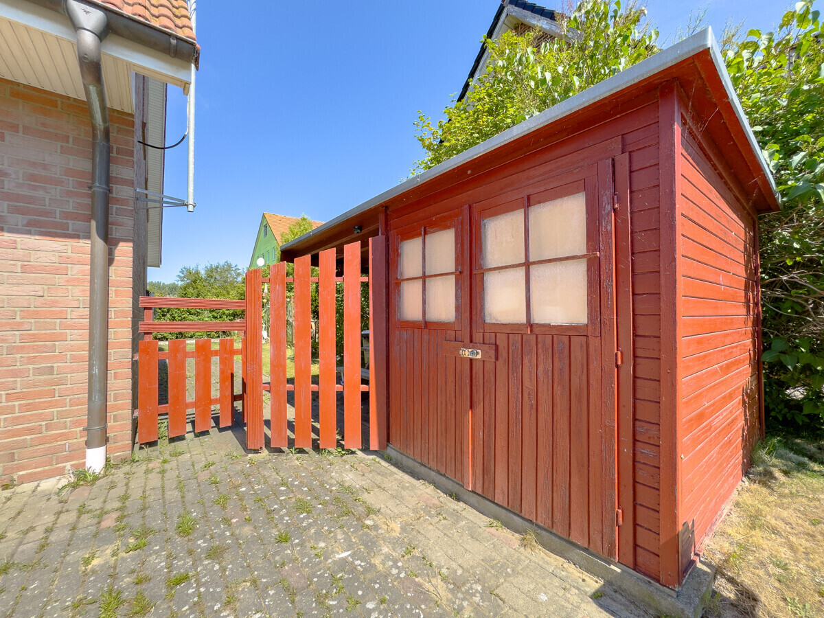 Schuppen für Fahrräder und Zubehör vor dem Haus