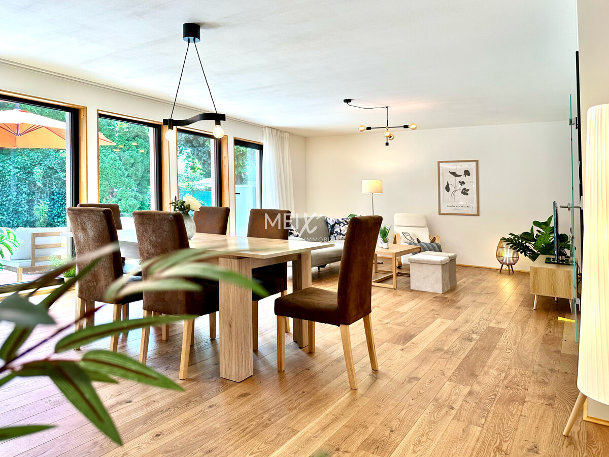 Lichterfüllt mit bodentiefen Fenstern