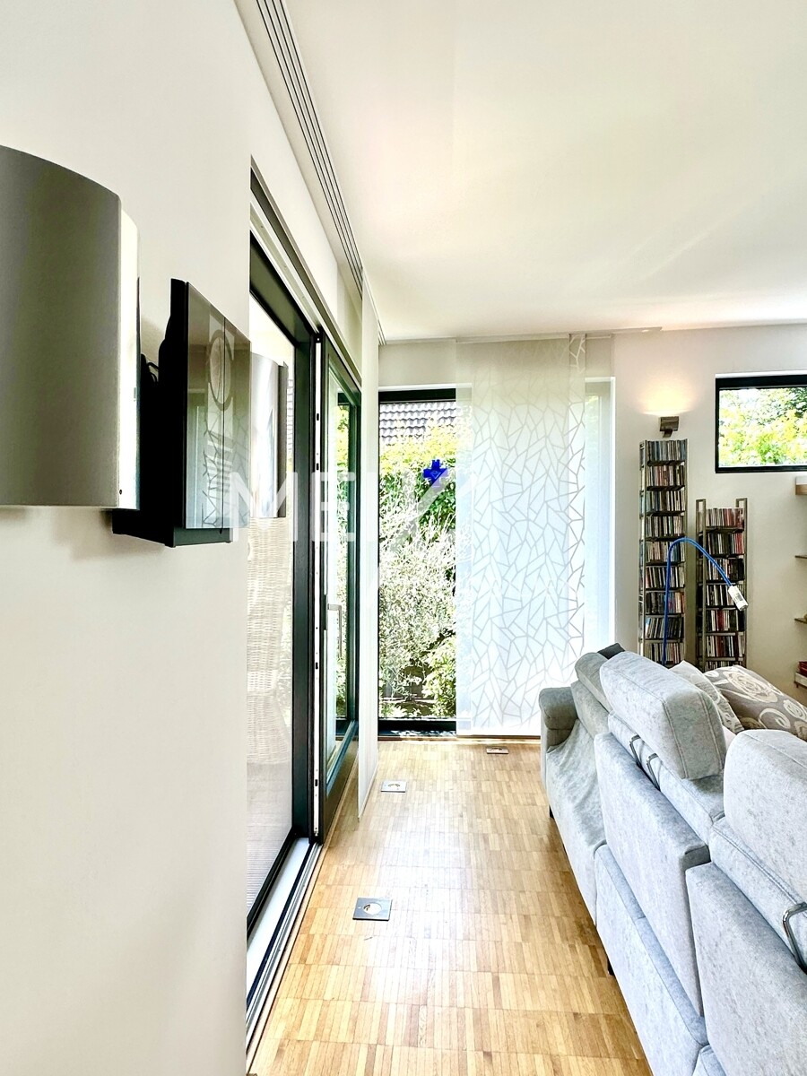 Detailverliebt - Stimmungsvolles Bodenlicht - Satter Sound