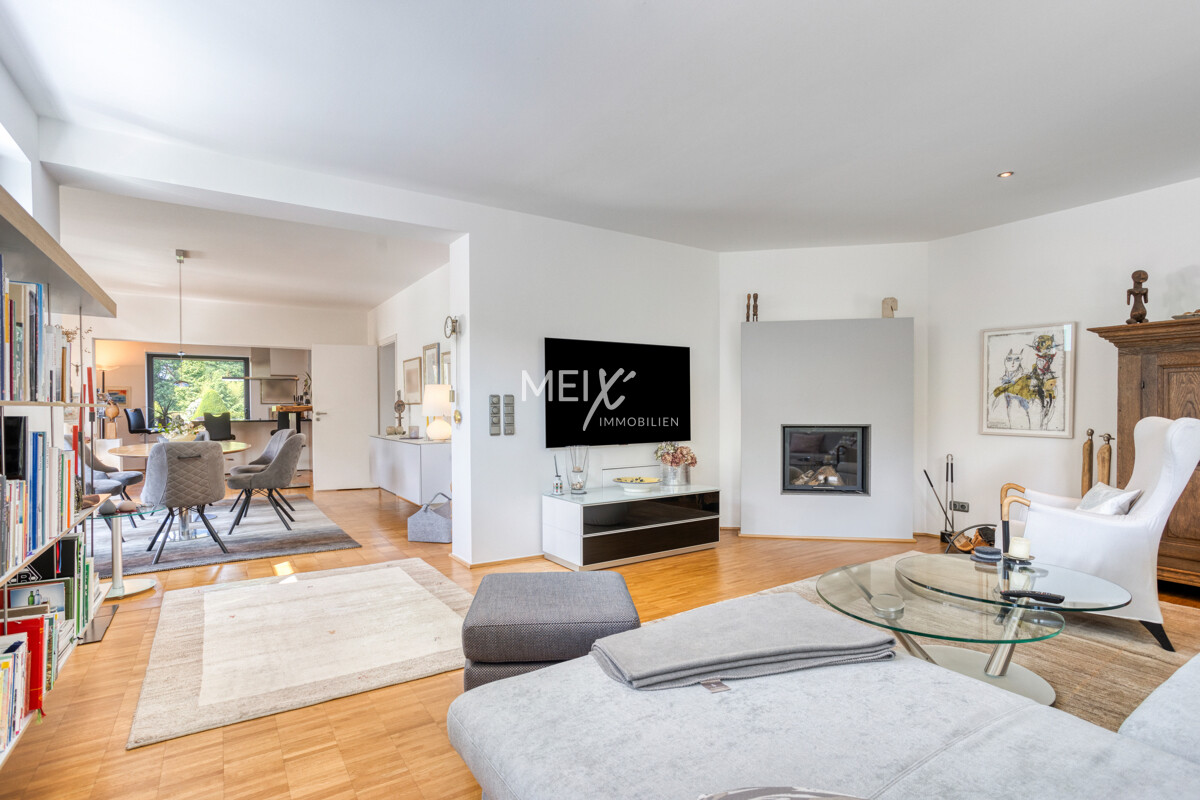 Stilvoller Erweiterungsbau mit elegantem offenen Kamin