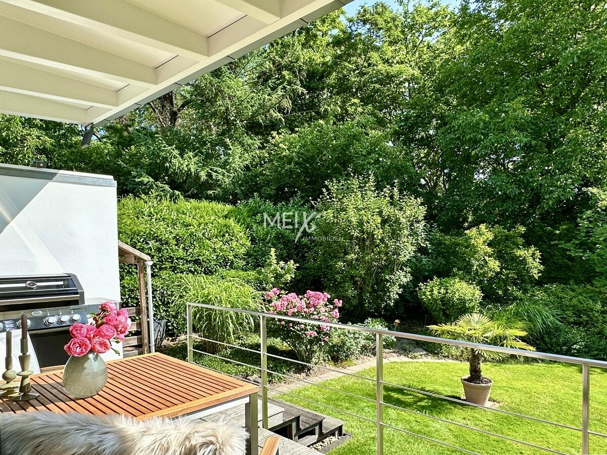 Überdachte Terrasse - nahtloser Übergang ins Grüne