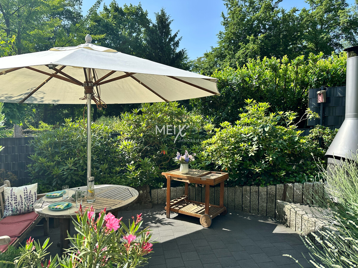 Die Terrasse erweitert den Essbereich ins Grüne