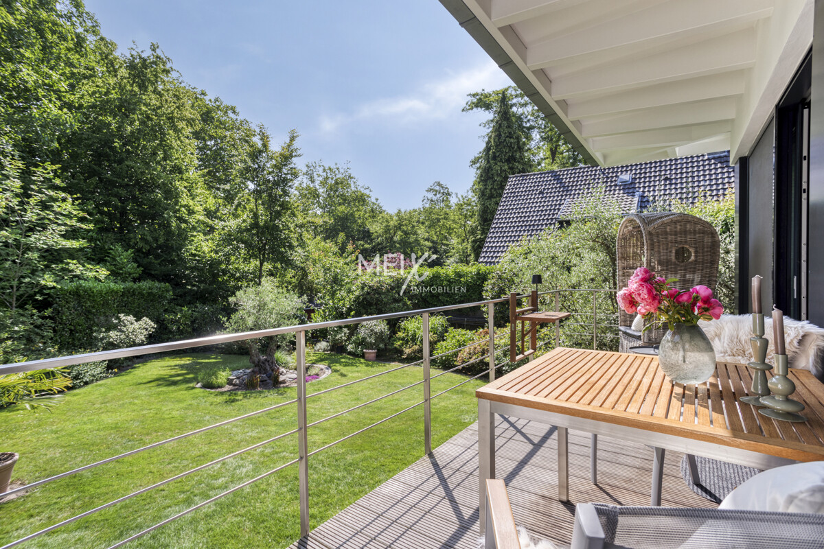 Mit Blick in den traumhaften Garten