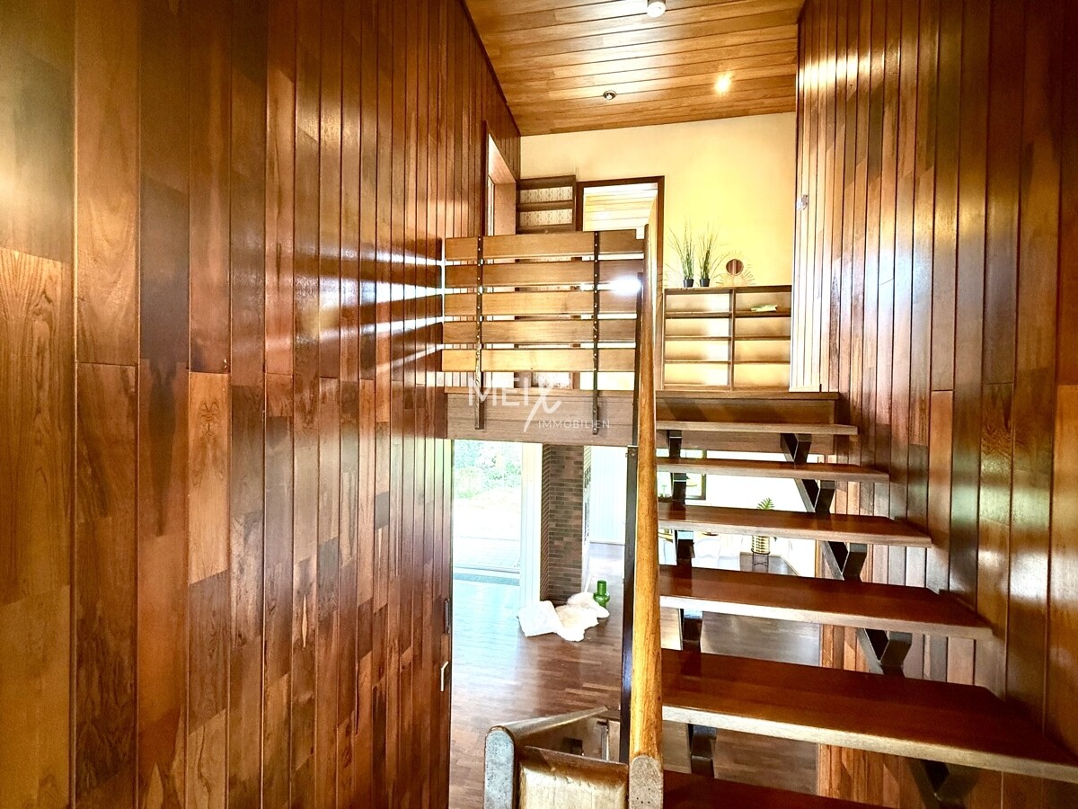 Warmes Holz - offene Treppe nach oben