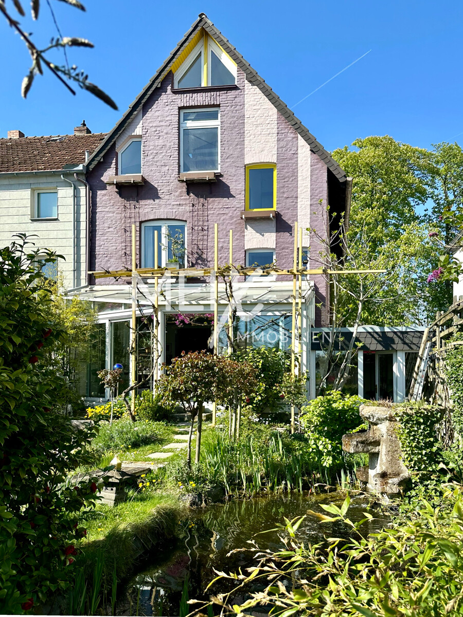 Liebevolle Rückfront mit Wintergarten