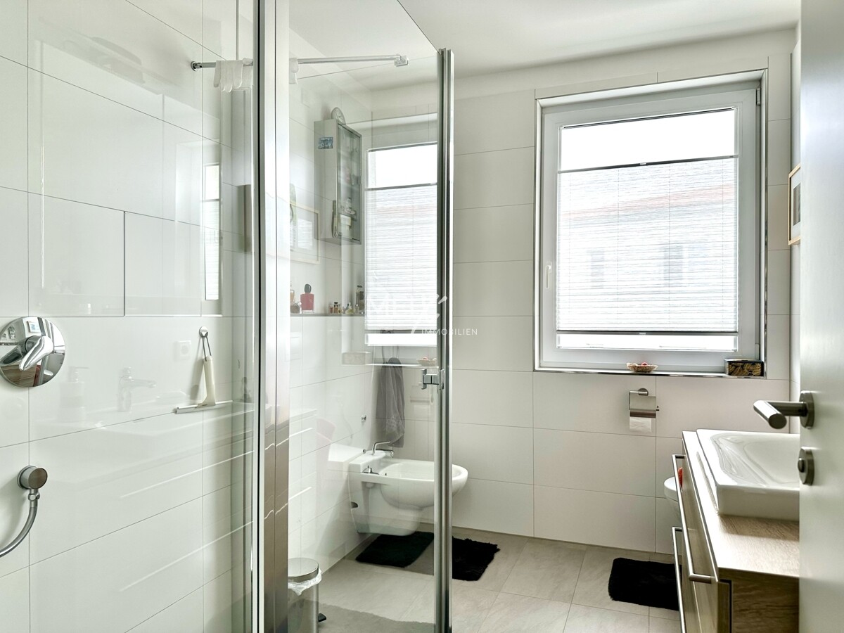 Tageslichtbad mit bodengleicher Glas-Dusche