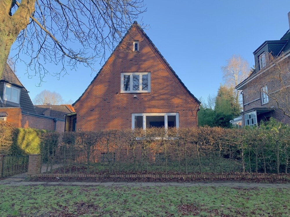 Straßenansicht mit Altbestand