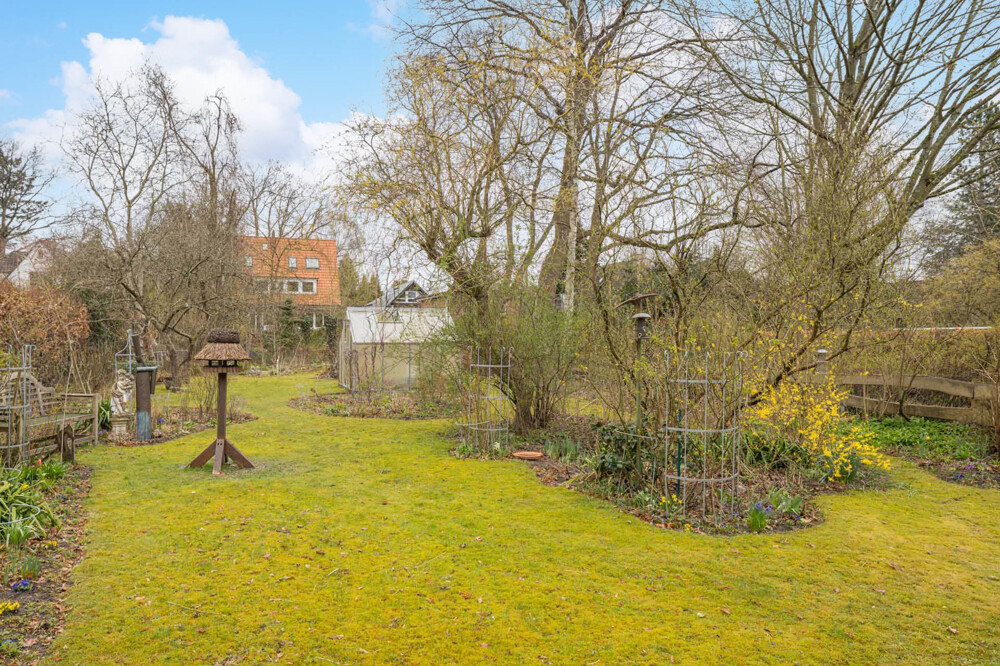 Großer Wellingsbütteler Garten mit Gewächshaus