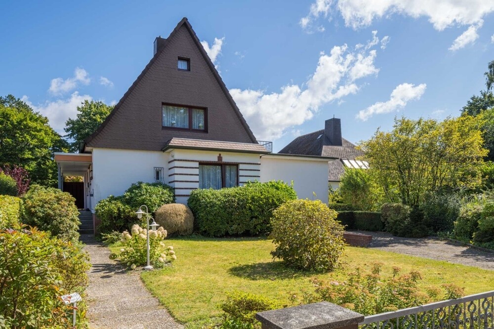 Großer Vorgarten mit Altbestand