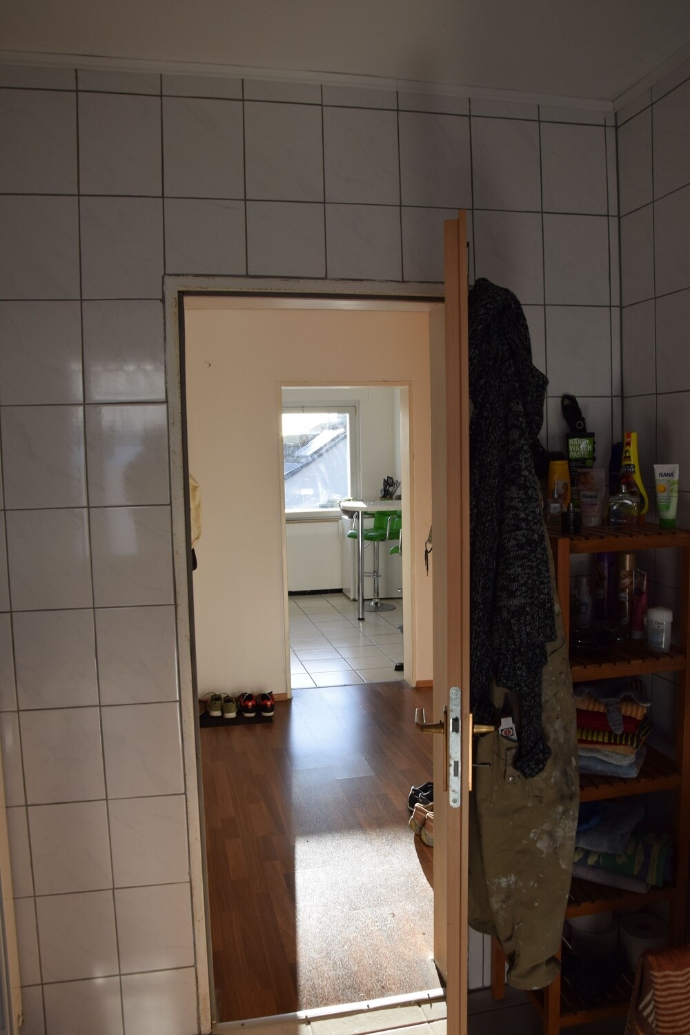 Blick vom Bad in die Küche