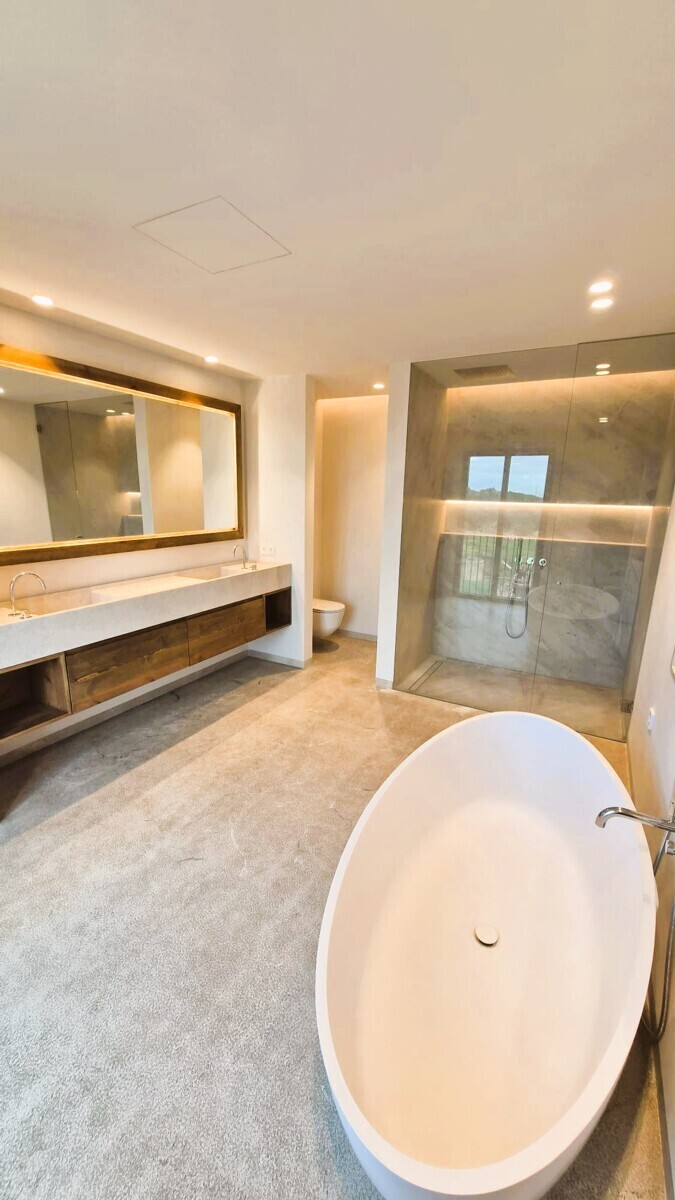 26 Suite Bathroom
