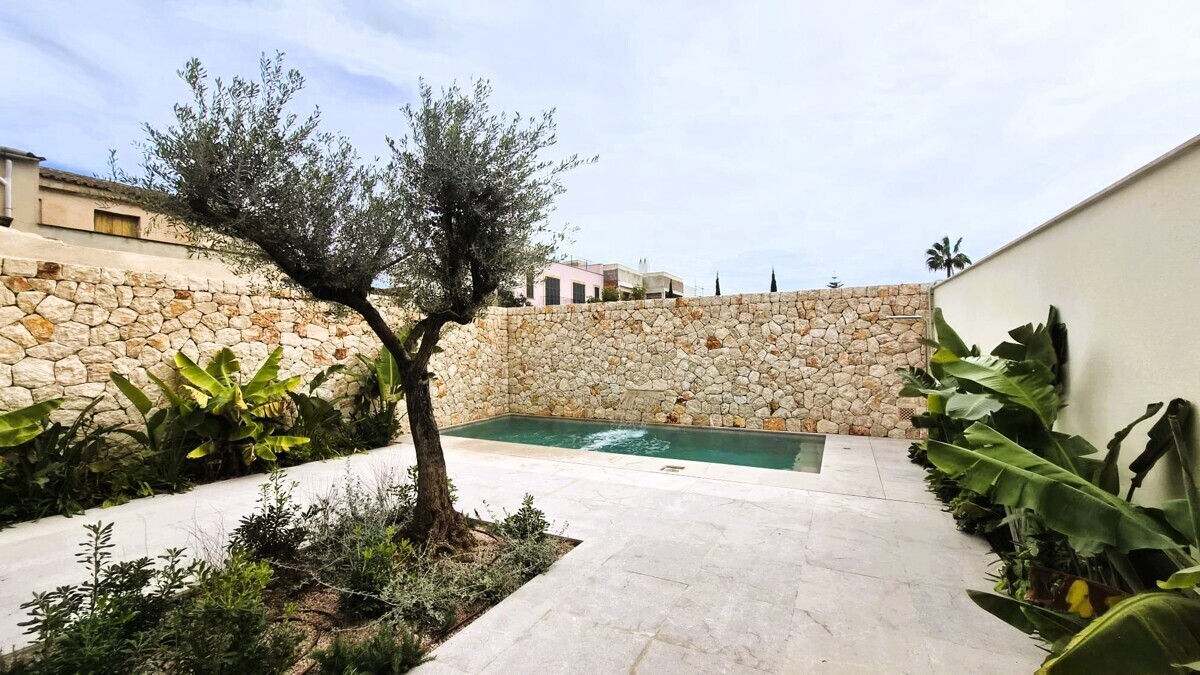 12 Terrace with Pool