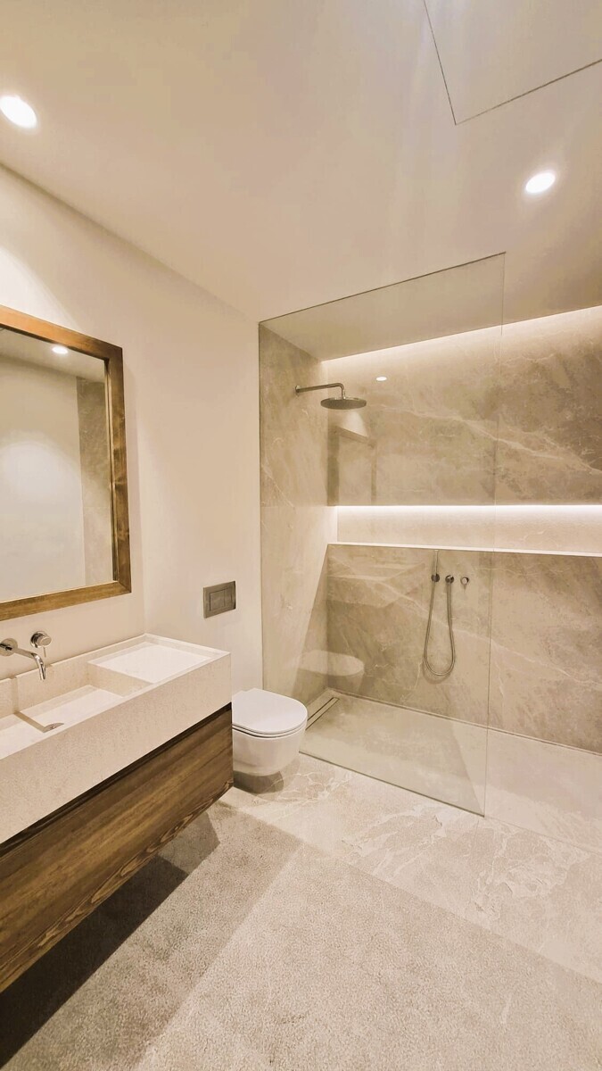 25 Suite Bathroom