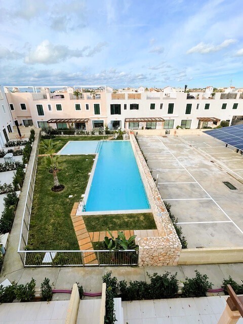 10 Pool - Parking