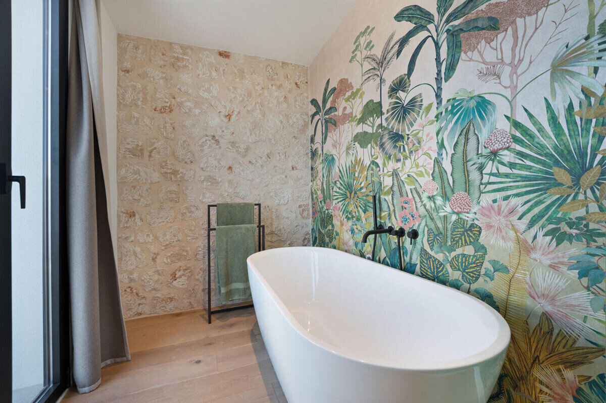 9 Suite Bath