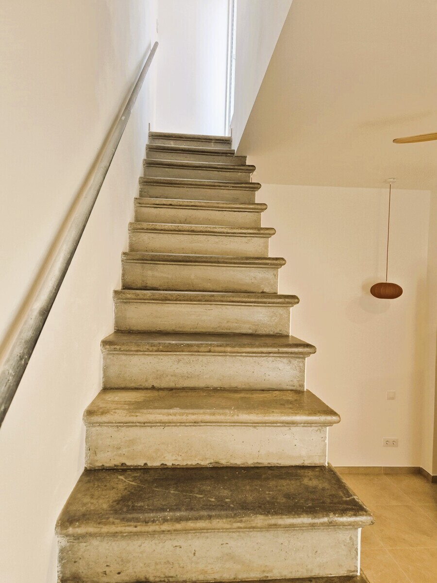 Secondary stairs