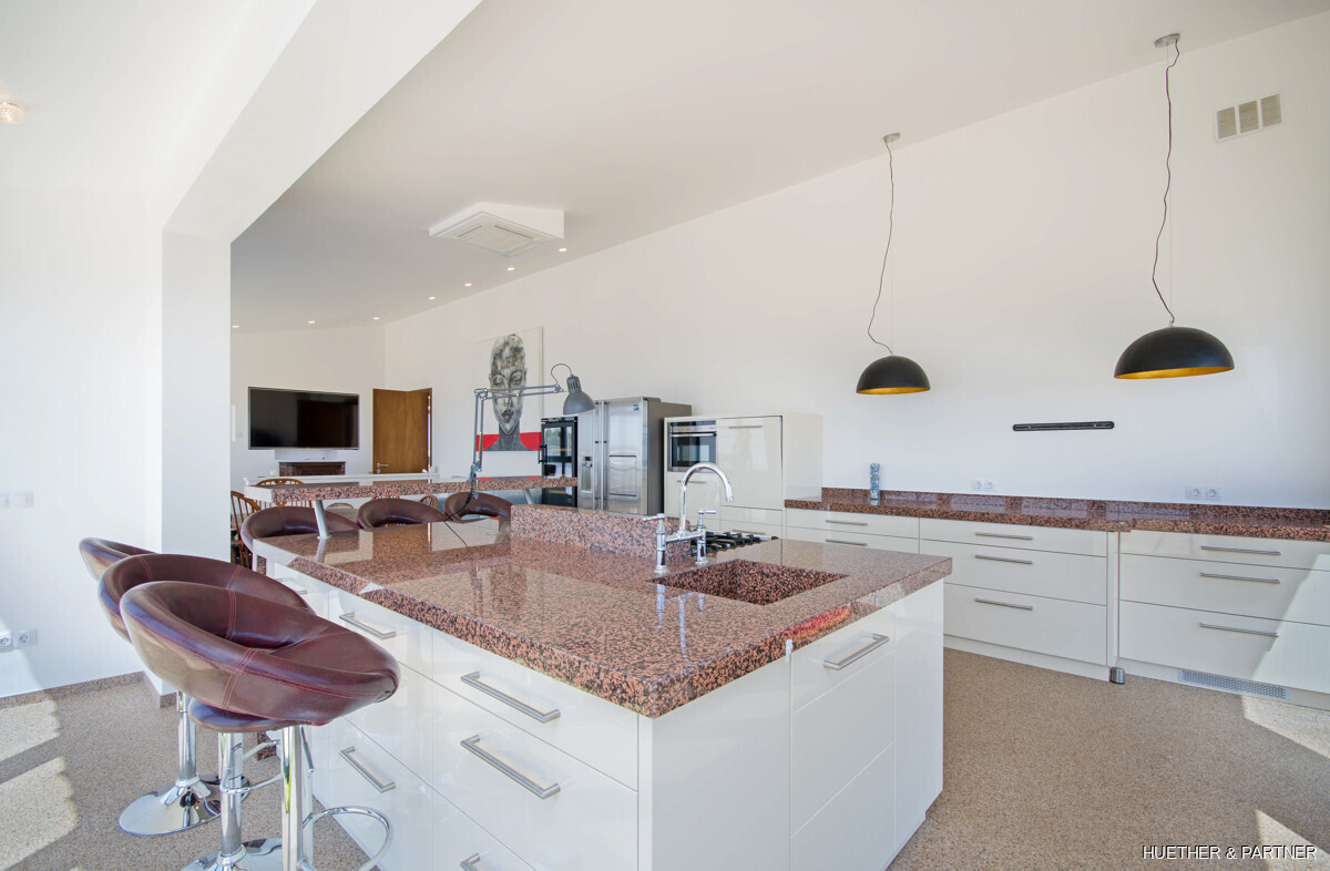 offene Küche mit Kochinsel