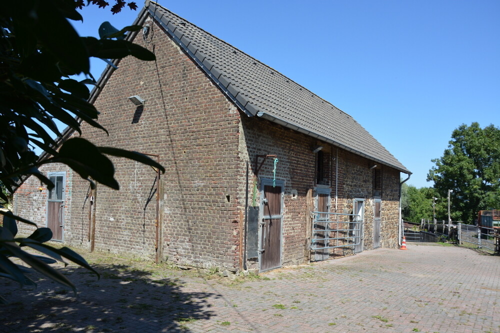 Stallungen Front zum Reitpatz