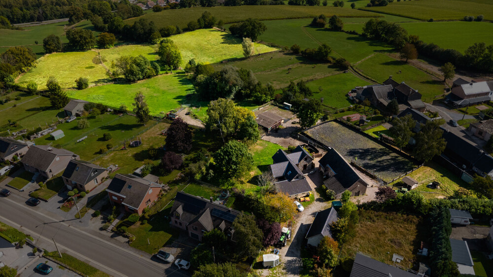 Anwesen und Land von oben