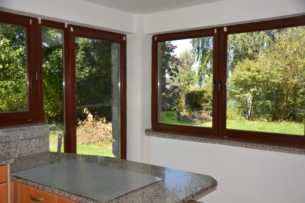 Küche mit Ausgang zum Garten