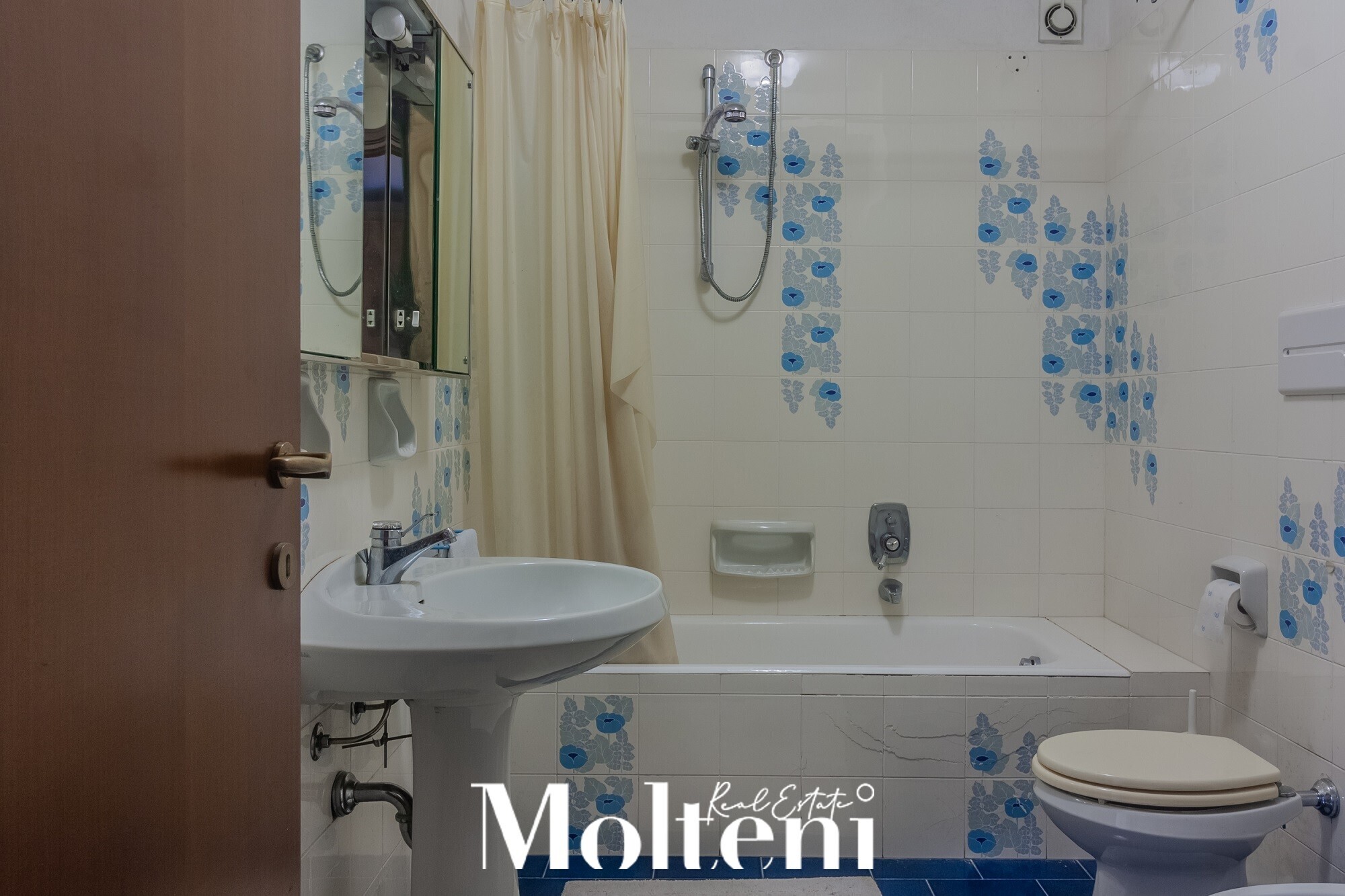 molteni-real-estate-vendrogno-appartamenti-apartments-vendesi-for-sale-garage (9)