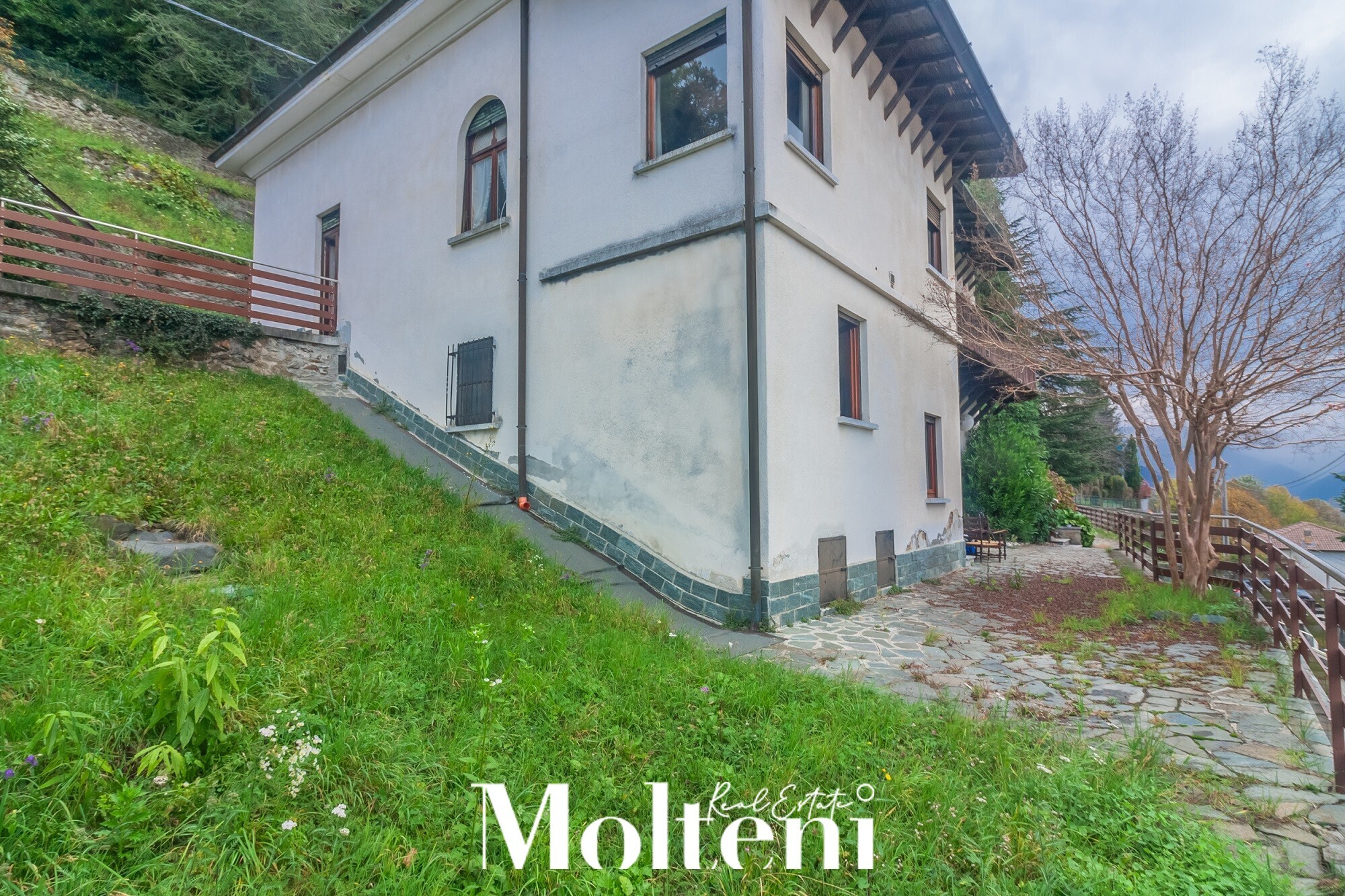molteni-real-estate-vendrogno-appartamenti-apartments-vendesi-for-sale-garage (28)