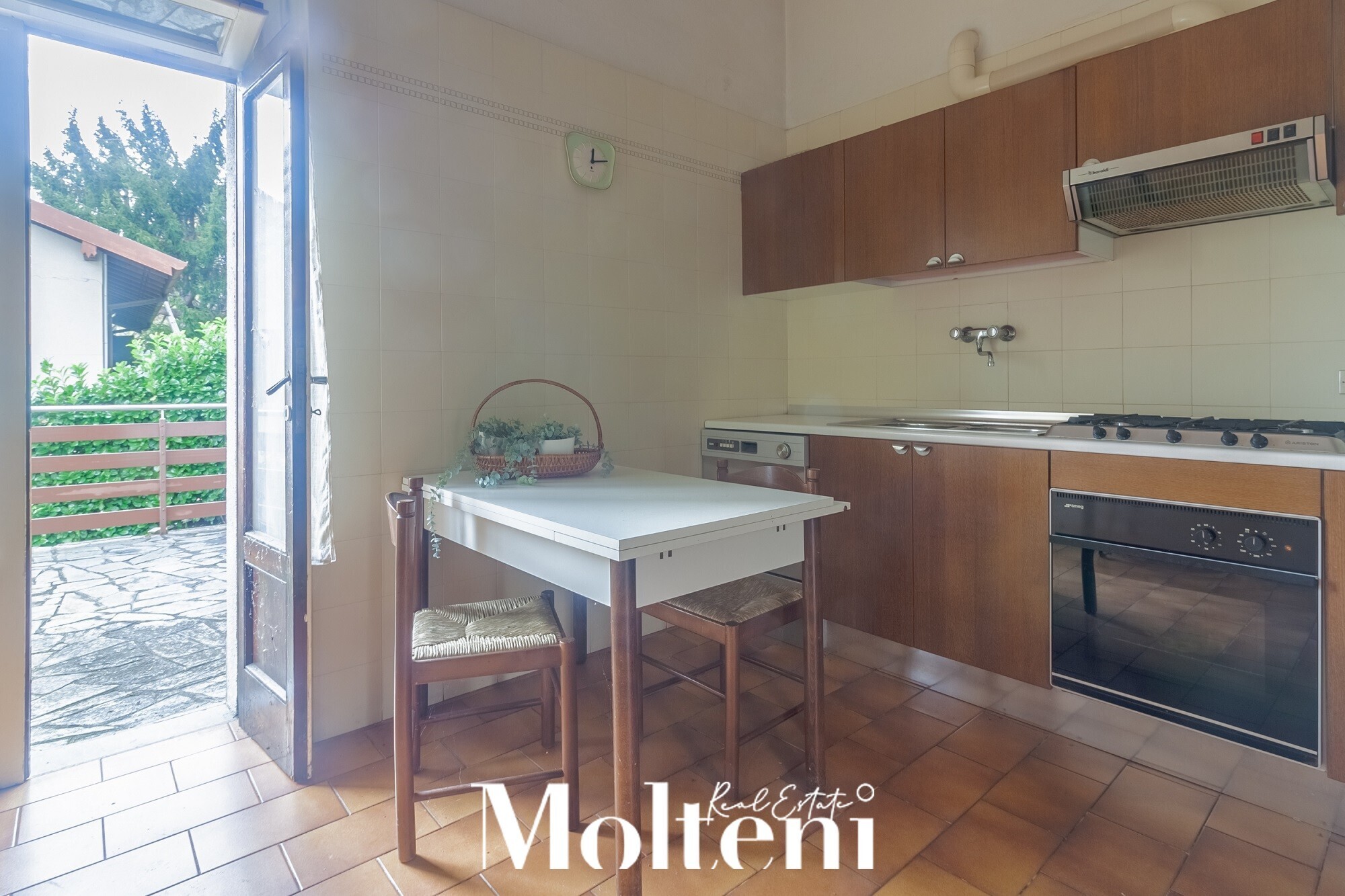 molteni-real-estate-vendrogno-appartamenti-apartments-vendesi-for-sale-garage (14)