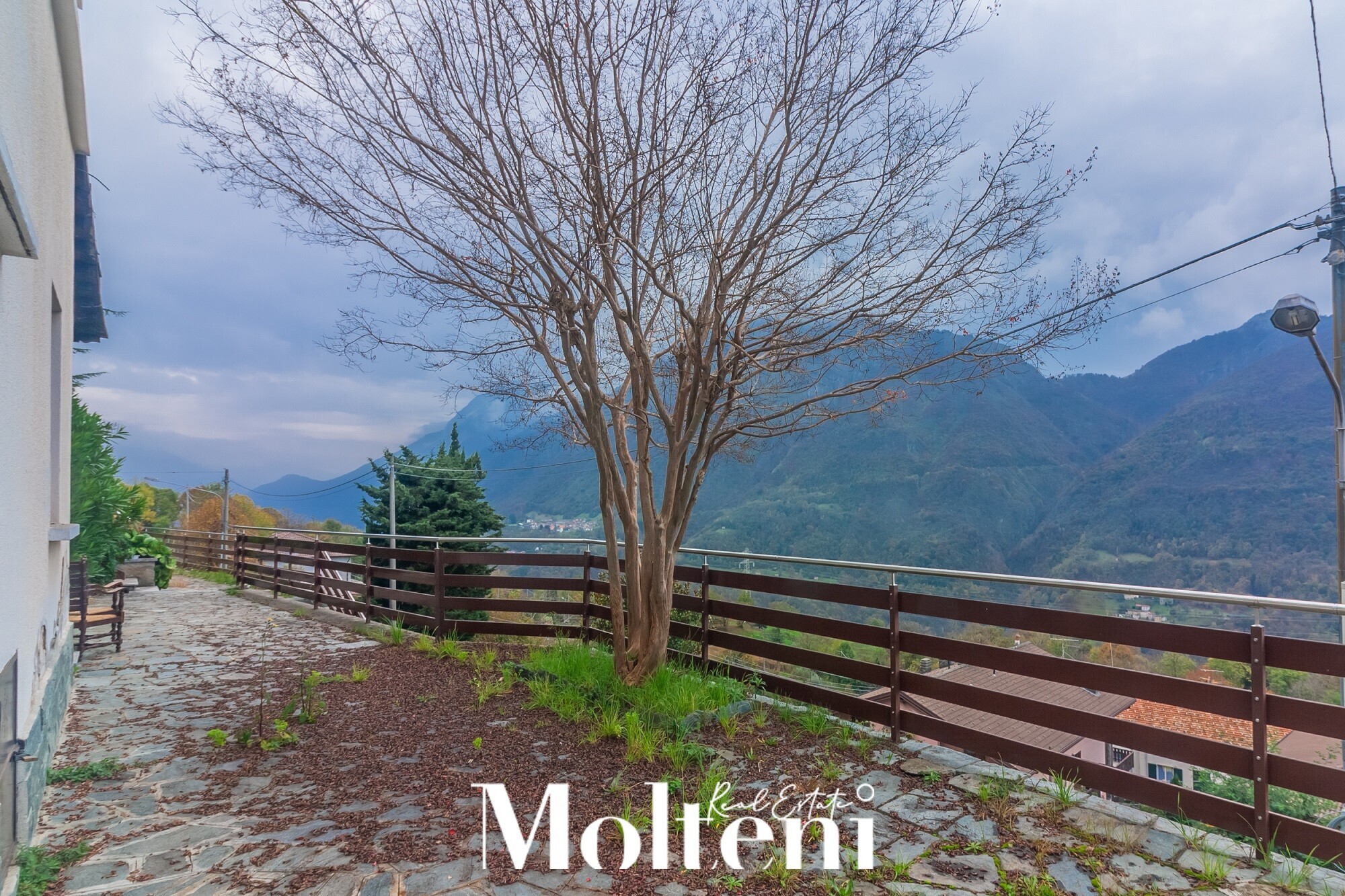 molteni-real-estate-vendrogno-appartamenti-apartments-vendesi-for-sale-garage (29)