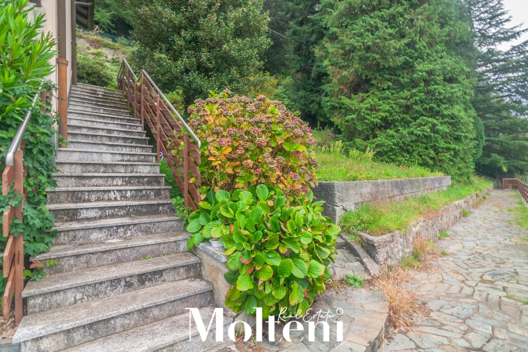 molteni-real-estate-vendrogno-appartamenti-apartments-vendesi-for-sale-garage (30)