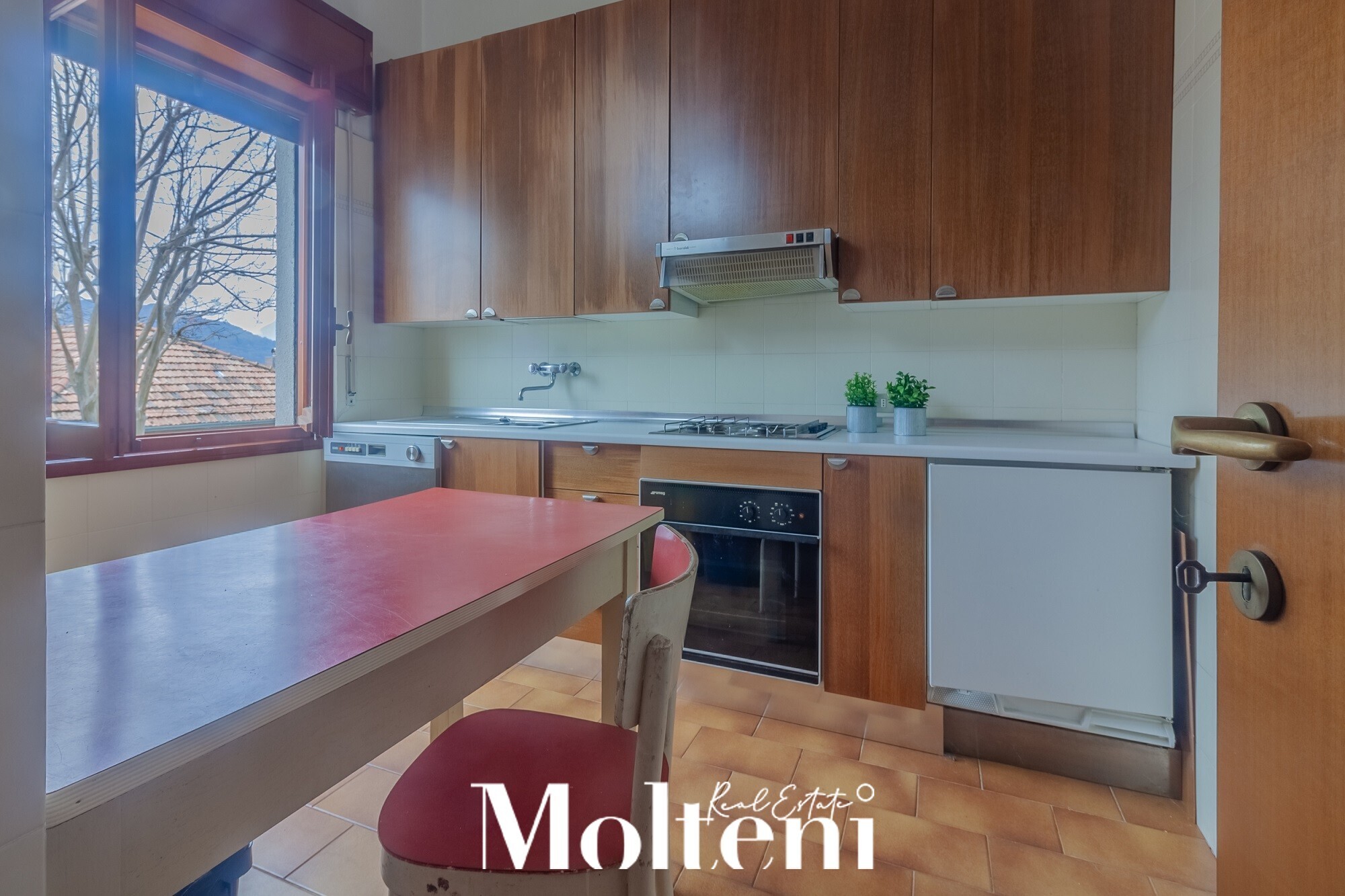 molteni-real-estate-vendrogno-appartamenti-apartments-vendesi-for-sale-garage (4)