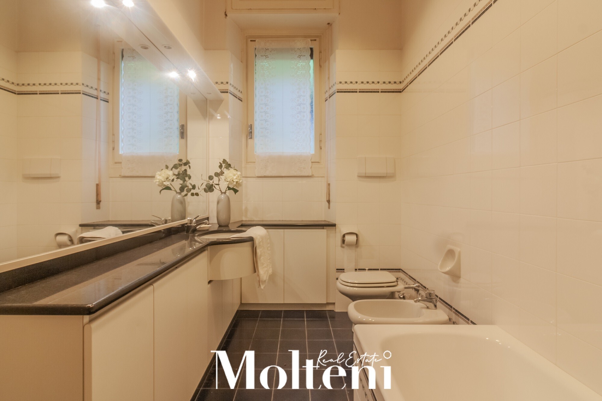 molteni-real-estate-vendrogno-appartamenti-apartments-vendesi-for-sale-garage (23)