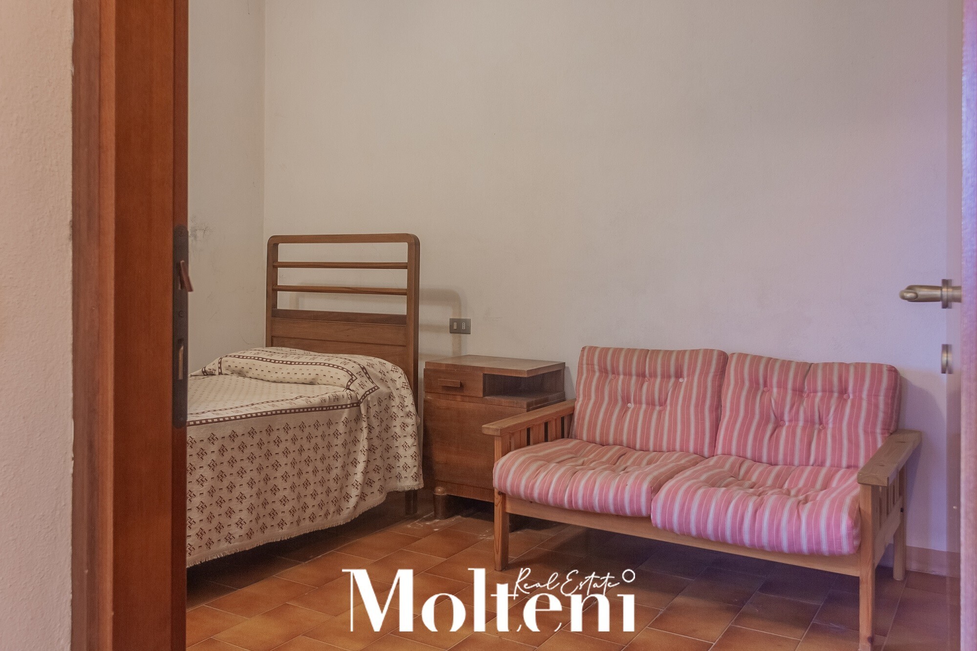 molteni-real-estate-vendrogno-appartamenti-apartments-vendesi-for-sale-garage (7)