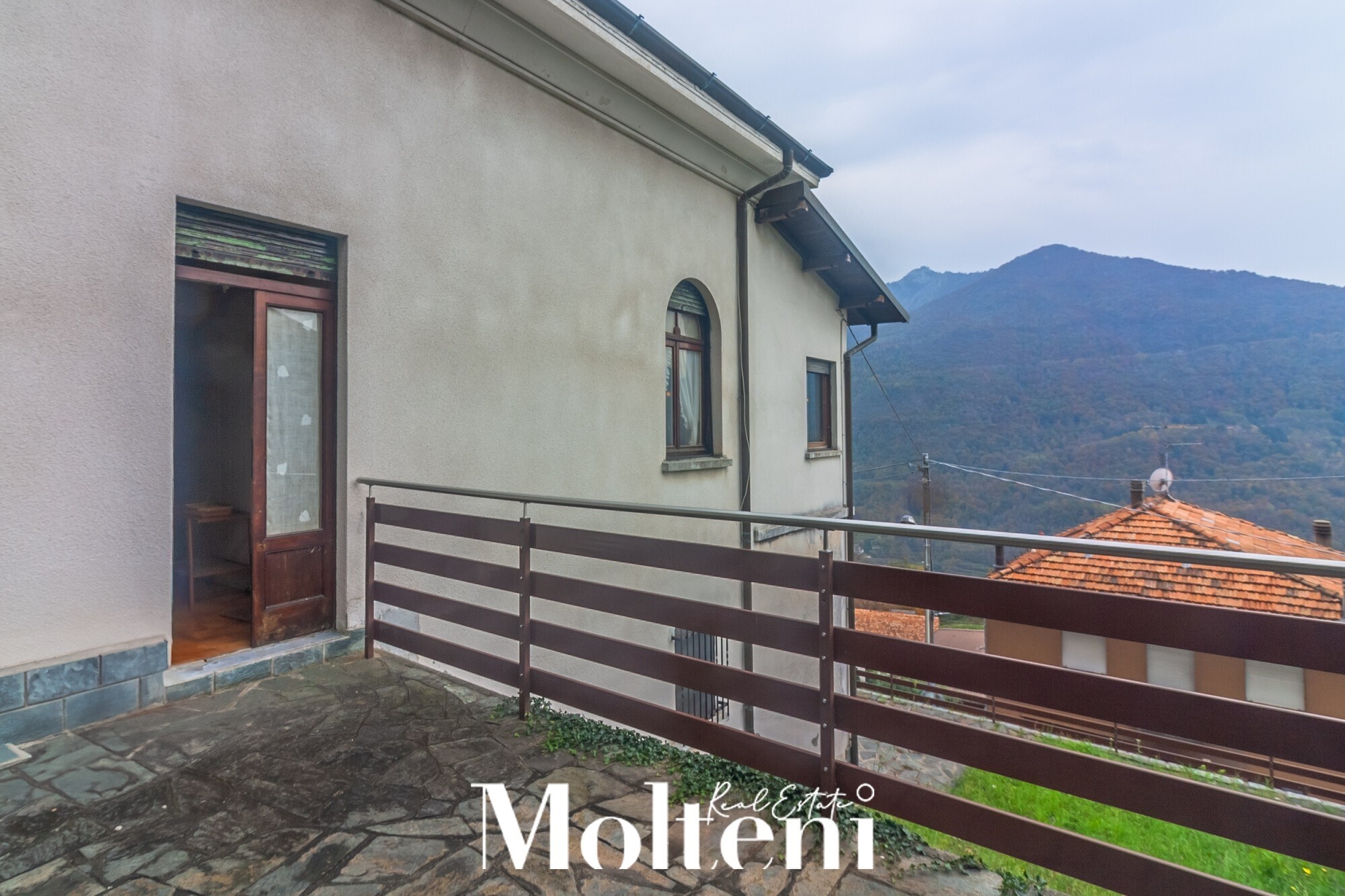 molteni-real-estate-vendrogno-appartamenti-apartments-vendesi-for-sale-garage (15)