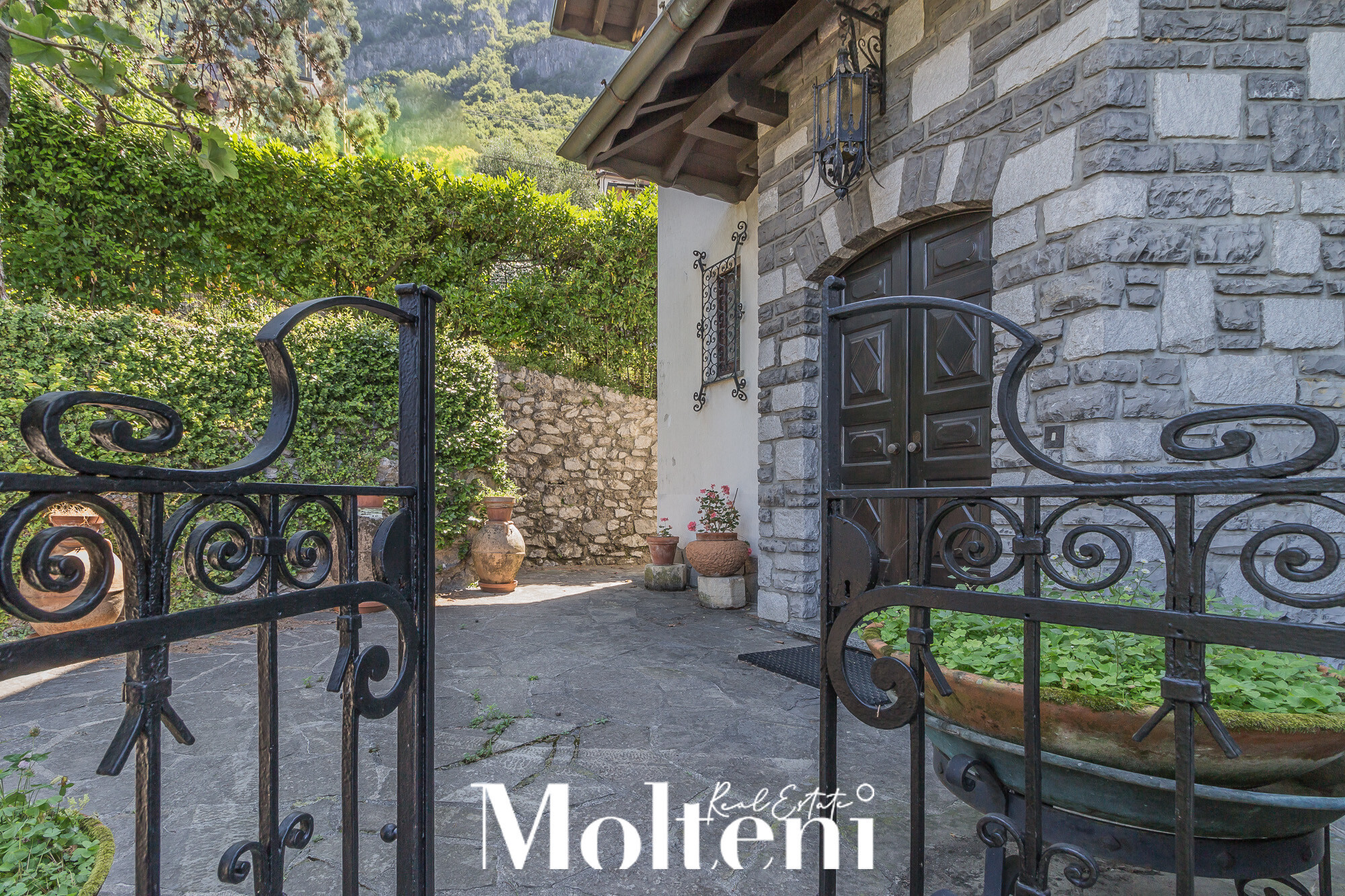 molteni-immobiliare-real-estate-varenna-villa-indipendente-con-darsena-privata-vista-lago-como-lake-villa-for-sale-private-dock-varenna (7)