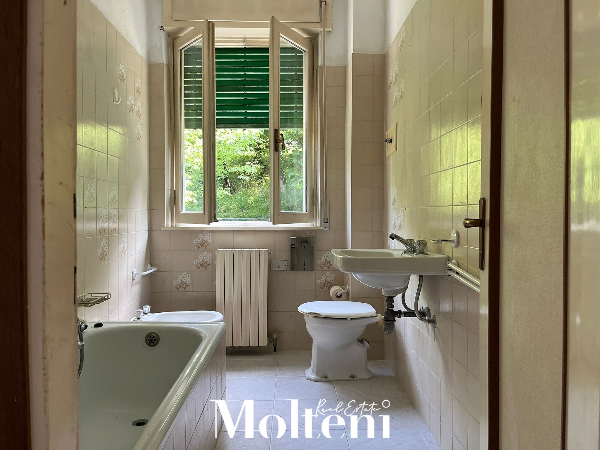 molteni-real-estate-carenno-appartamento-apartments-vendesi-for-sale-garage (17)