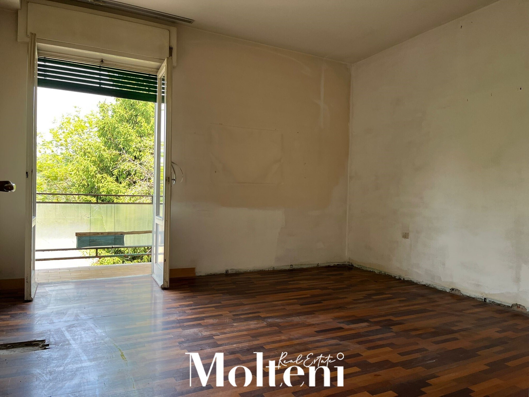 molteni-real-estate-carenno-appartamento-apartments-vendesi-for-sale-garage (14)