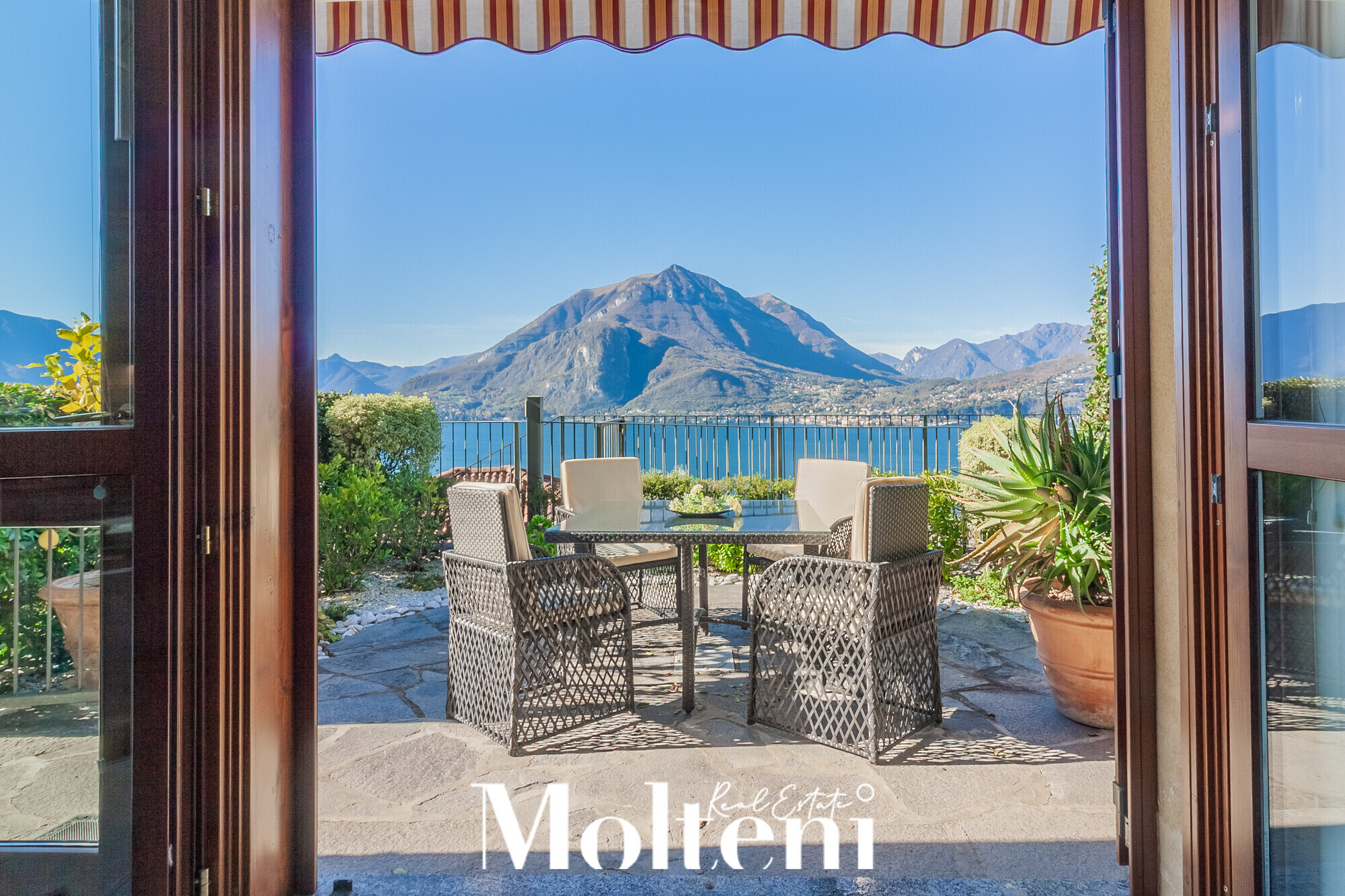 perledo-vendita-forsale-appartamento-apartament-molteniexclusive-moltenirealestate-garage-vista-lago-lake-view (1)