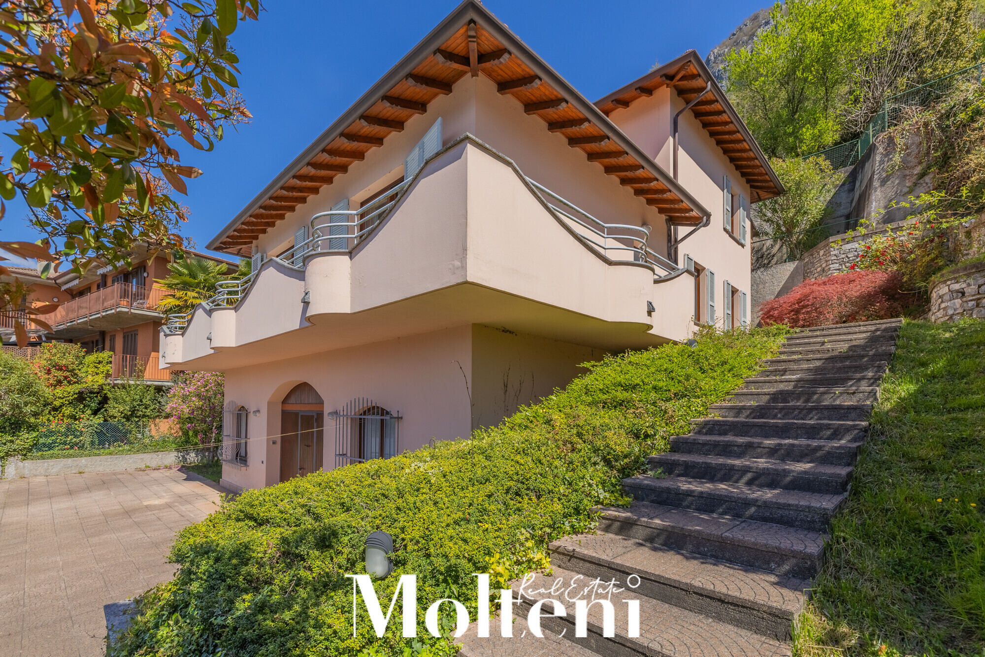 molteni_real_estate_varenna_ vendita_forsale_villa_independent-house_giardino-garden-terrazzo_terrace_vista-lago-lake-view_garage (41)