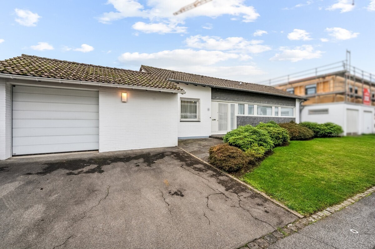 Haus- und Garagenansicht