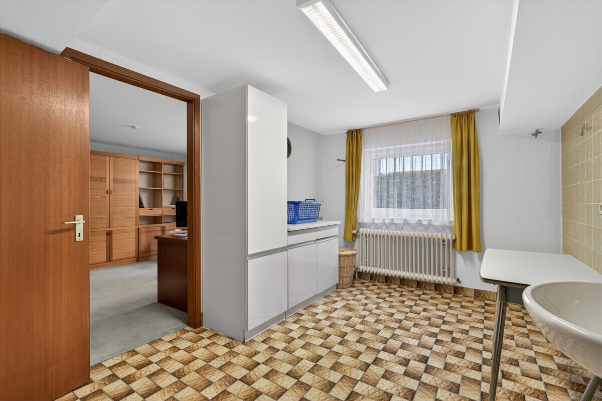 UG Durchgangszimmer ins Büro