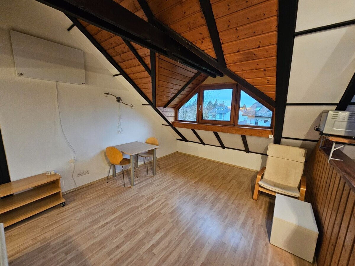 Helles Wohnzimmer im Dachgeschoss