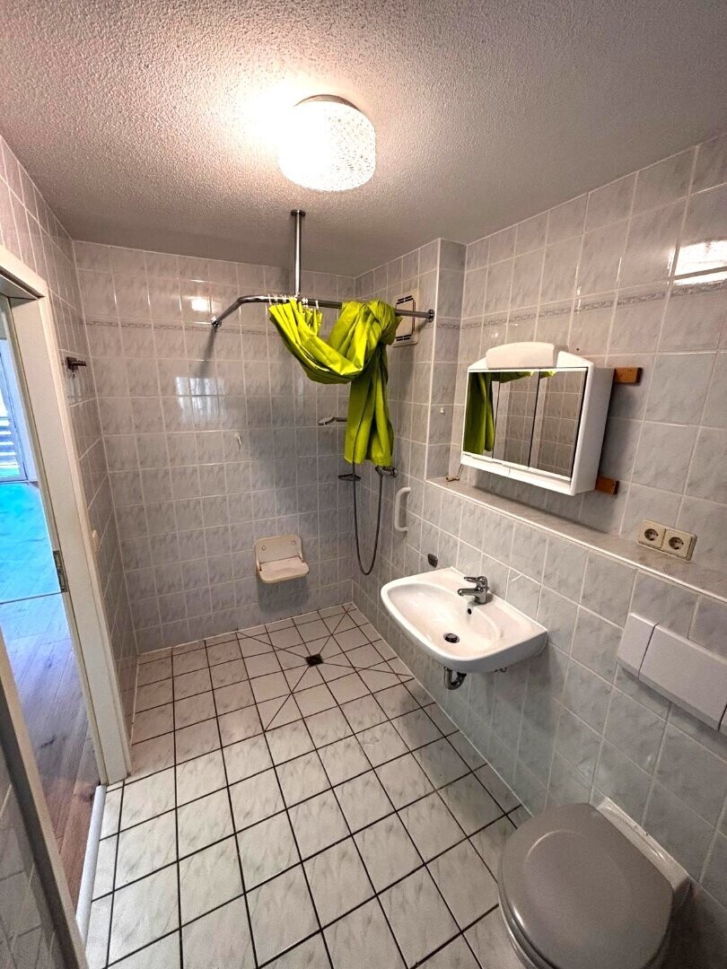Barrierefreies Badezimmer mit Dusche
